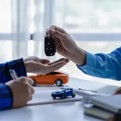 Przekazanie kluczyków do samochodu. Zastanawiasz się, przy jakich dochodach opłaca się leasing?
