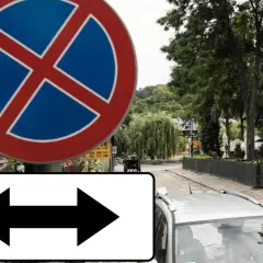 Znak zakazu zatrzymywania się z tabliczką wskazującą, że zakaz obowiązuje po obu stronach drogi.