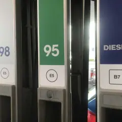 Na stacji paliw widoczne oznaczenie benzyny: 98, 95 (E5) oraz Diesel (B7).