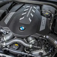 Silnik BMW M Performance, gotowy do tuningu, z widocznym logo i oznaczeniami.