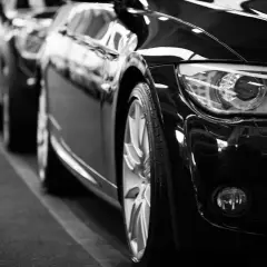 Błyszczące, czarne auto w rzędzie. Idealne do cesji leasingu na osobę prywatną.