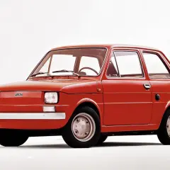 Czerwony fiat 126p, kultowy "maluch", prezentowany na białym tle.