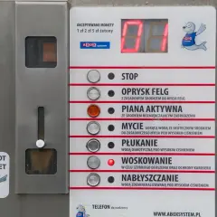Panel myjni bezdotykowej ABOX z przyciskami: STOP, OPRYSK FELG, PIANA AKTYWNA, MYCIE, PŁUKANIE, WOSKOWANIE, NABŁYSZCZANIE. Akceptuje monety 1, 2, 5 zł.