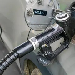 Dizel leje się do baku. Zobacz, jak zatankować auto, gdy widzisz napis DIESEL na klapce wlewu paliwa.