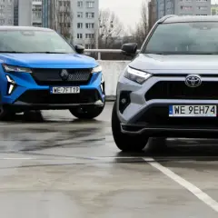 Niebieski i srebrny SUV na parkingu. Idealne auta na przykładowy leasing samochodu.