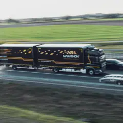 Ciężarówka Marathon International Logistics z naczepą jedzie autostradą. To część pakietu mobilności, który zapewnia sprawny transport.