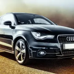 Czarny Audi A1 na drodze. Idealny wybór dla Twojego biznesu dzięki opcji leasing finansowy.