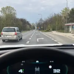 Jazda na suwak przepisy: samochód osobowy i minivan na drodze z pasami ruchu, jeden z nich wskazuje skręt w prawo.