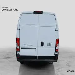 Biały Fiat Ducato z tyłu, gotowy do pracy. Grupa Jaszpol.