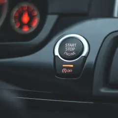 Przycisk "START STOP ENGINE" w samochodzie. System gotowy do uruchomienia lub zatrzymania silnika.