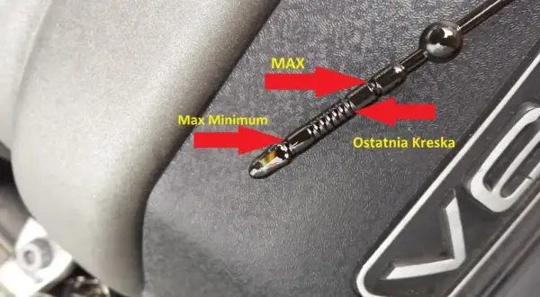 Prawidłowy poziom oleju na bagnecie Seat Altea: płyn znajduje się między oznaczeniami "Max" a "Ostatnia Kreska", co jest optymalne.