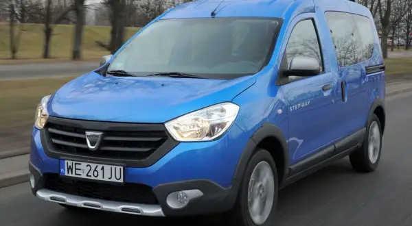 Niebieski Dacia Dokker Stepway w ruchu drogowym.