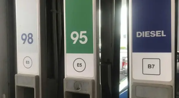 Na stacji paliw widoczne oznaczenie benzyny: 98, 95 (E5) oraz Diesel (B7).