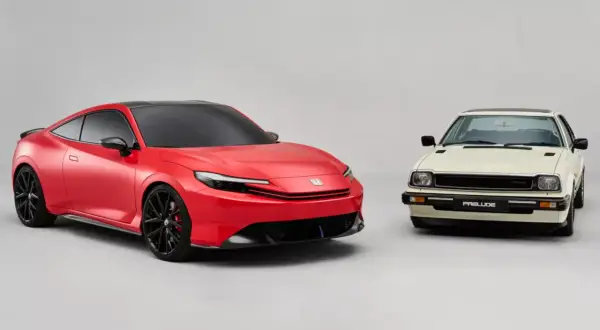 Nowy, czerwony koncept sportowego coupe obok klasycznego, kremowego Honda Prelude.