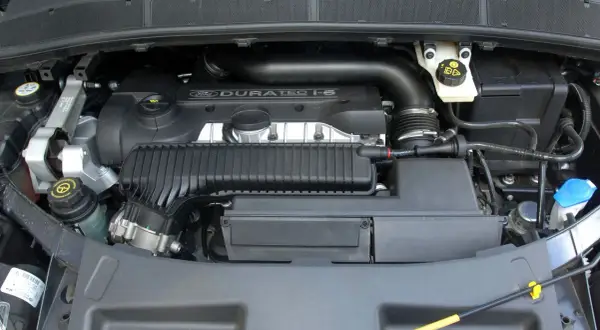 Silnik Duratec 1.5 w Fordzie Galaxy. Widoczne elementy układu dolotowego, zbiorniczek płynu wspomagania i inne podzespoły.