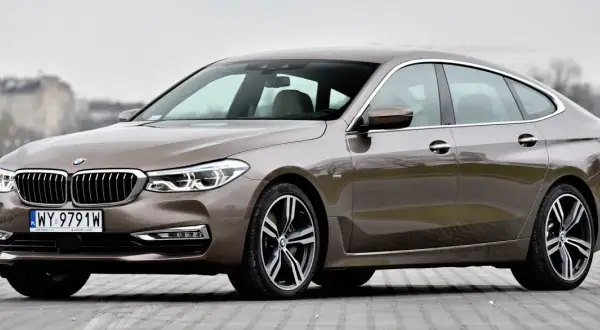 Eleganckie bmw seria 6 w brązowym kolorze, zaparkowane na zewnątrz.