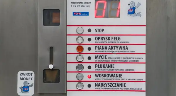 Panel myjni bezdotykowej ABOX z przyciskami: STOP, OPRYSK FELG, PIANA AKTYWNA, MYCIE, PŁUKANIE, WOSKOWANIE, NABŁYSZCZANIE. Akceptuje monety 1, 2, 5 zł.