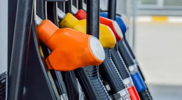 Kolorowe pistolety na stacji paliw. Czy wiesz, że diesel to paliwo, które napędza wiele samochodów?