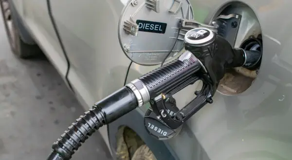 Dizel leje się do baku. Zobacz, jak zatankować auto, gdy widzisz napis DIESEL na klapce wlewu paliwa.
