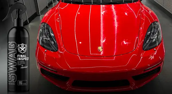Błyszczący czerwony lakier Porsche i butelka preparatu SWAG Final Inspect. Idealny do tego, czym odtłuścić lakier przed polerowaniem.
