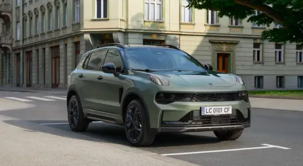 Zielony Lynk & Co SUV zaparkowany na ulicy przed zabytkową kamienicą.