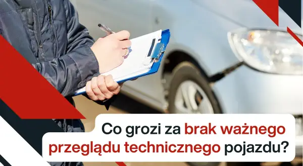 Osoba z notatnikiem przy samochodzie. Brak ważnego przeglądu technicznego grozi mandatem.