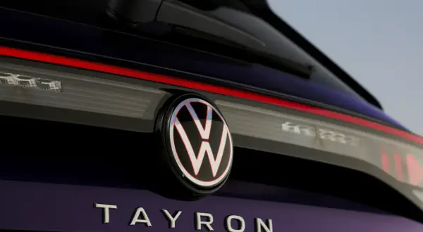 Tylna klapa ciemnofioletowego Tayron VW z logo i napisem.