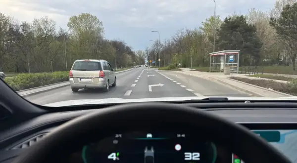 Jazda na suwak przepisy: samochód osobowy i minivan na drodze z pasami ruchu, jeden z nich wskazuje skręt w prawo.