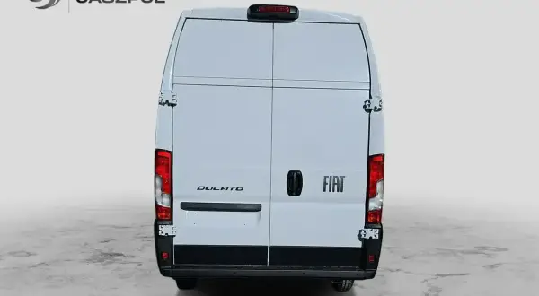 Biały Fiat Ducato z tyłu, gotowy do pracy. Grupa Jaszpol.