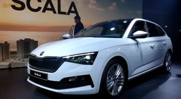 Biały skoda scala hatchback prezentuje się elegancko na tle miejskiego krajobrazu.