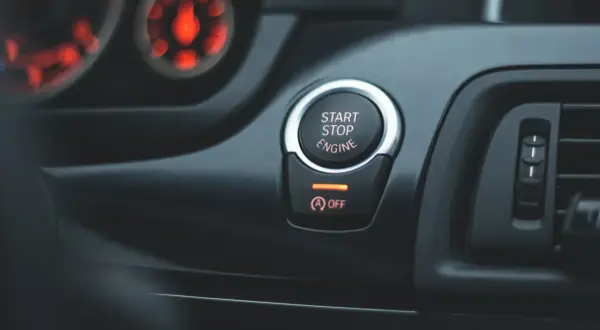 Przycisk "START STOP ENGINE" w samochodzie. System gotowy do uruchomienia lub zatrzymania silnika.