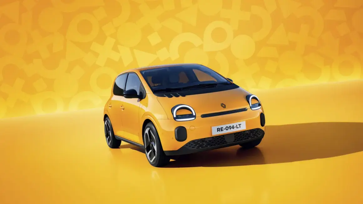 Nowy, żółty Renault Twingo z okrągłymi światłami i zabawnym tłem.