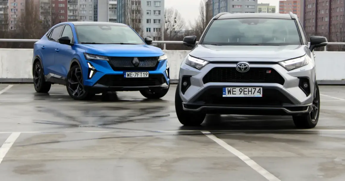 Niebieski i srebrny SUV na parkingu. Idealne auta na przykładowy leasing samochodu.