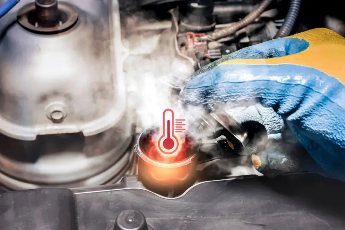 Para mechanika w rękawicy próbuje otworzyć korek chłodnicy, z którego wydobywa się para. Widoczny symbol termometru wskazuje na **wysoką temperaturę płynu chłodniczego**.