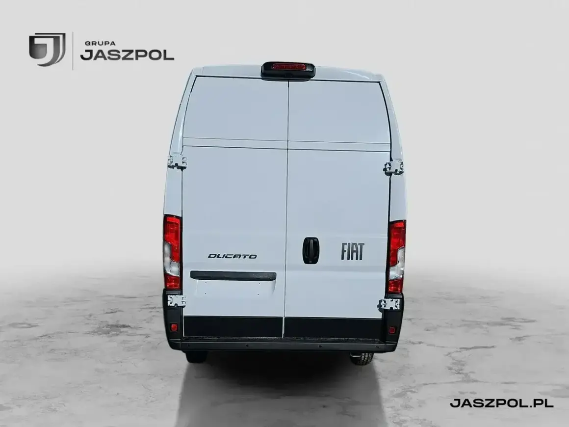 Biały Fiat Ducato z tyłu, gotowy do pracy. Grupa Jaszpol.