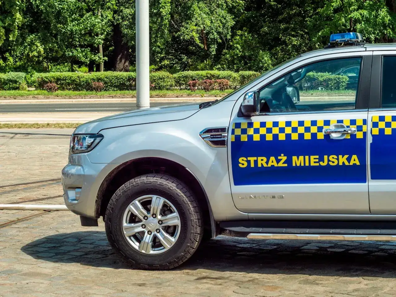 Samochód Straży Miejskiej, gotowy do wystawienia mandatu za złe parkowanie.