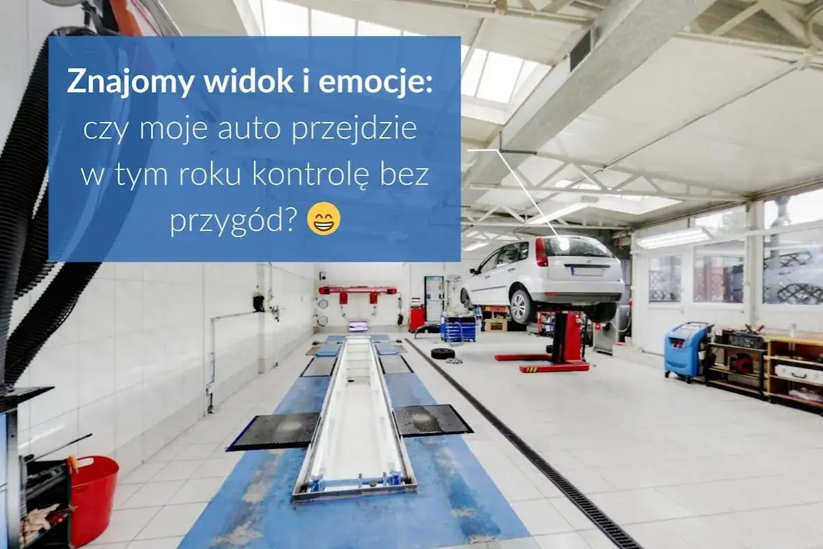 Warsztat samochodowy z podniesionym autem na podnośniku. Czas na przegląd samochodu i nadzieję na bezproblemową kontrolę.