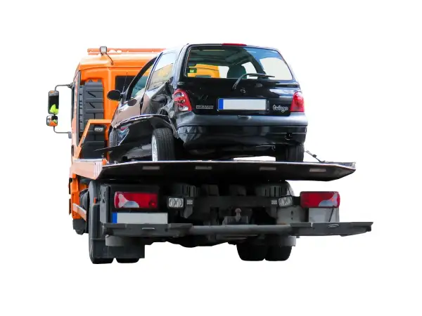 Uszkodzony czarny Renault Twingo jest ładowany na lawetę. Widać, że można holować samochód po wypadku.