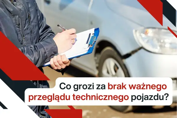 Osoba z notatnikiem przy samochodzie. Brak ważnego przeglądu technicznego grozi mandatem.