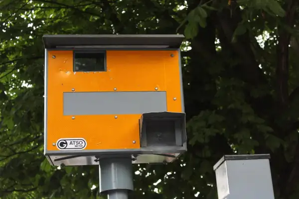 Pomarańczowy fotoradar ATSO Meter, gotowy do rejestrowania wykroczeń. Z jakiej odległości łapie fotoradar? To zależy od jego ustawień i przepisów.
